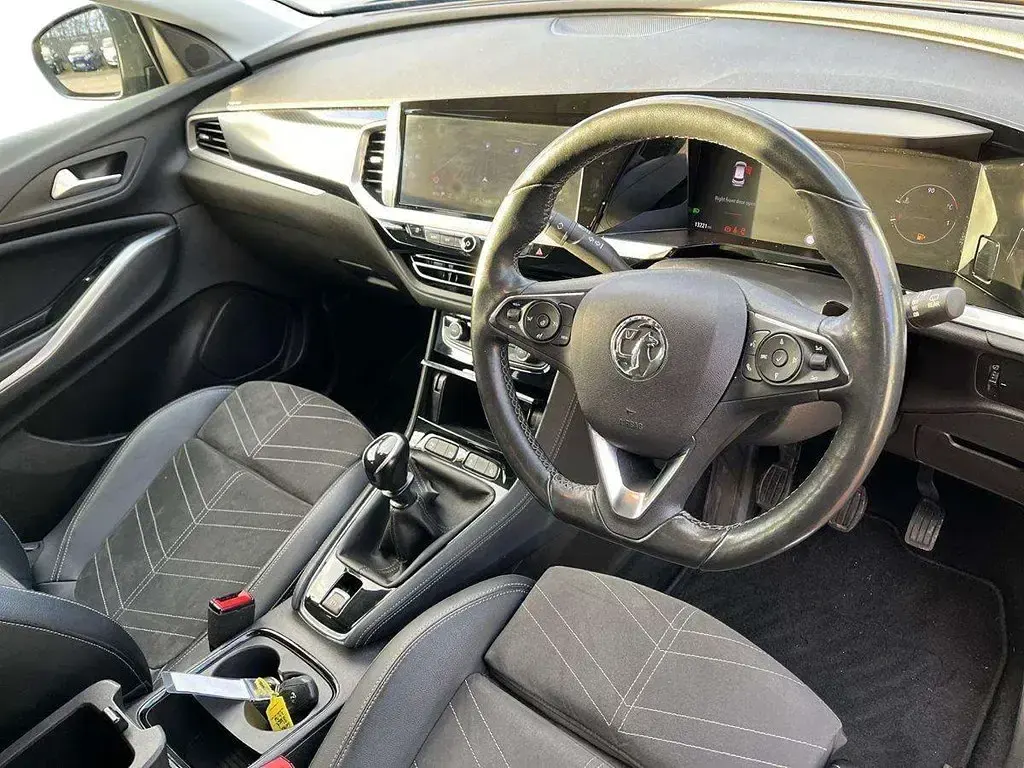 Usado Vauxhall Grandland X Ultimate 128 HP (94 kW) 2023 Preto SUV