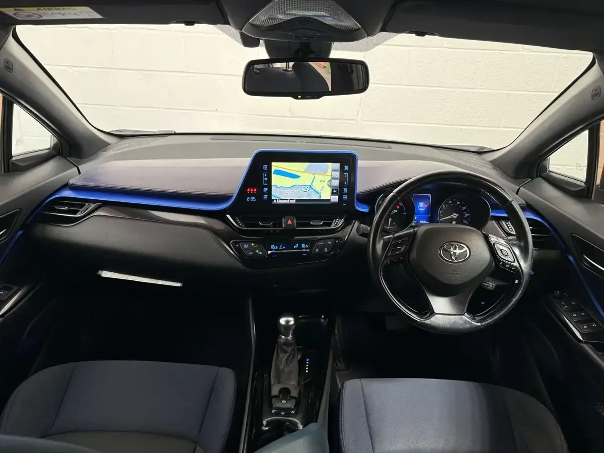 Used Toyota C-HR 122 HP (89 kW) 2017 White SUV