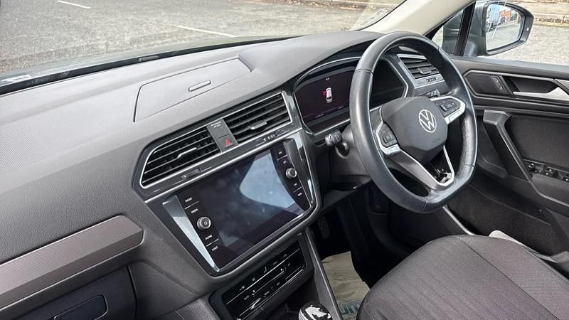 Used VW Tiguan Allspace Life 150 HP (110 kW) 2023 Platinum grey metallic SUV