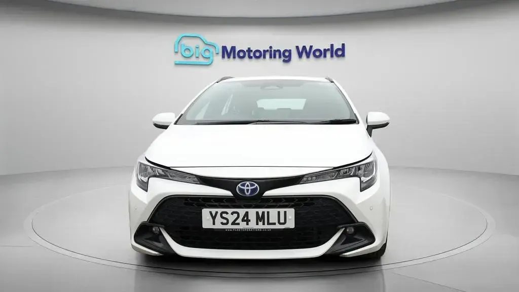 Used Toyota Corolla 140 HP (102 kW) 2024 White Estate