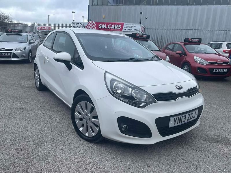 Used Kia Rio 85 HP (62 kW) 2013 White Hatchback