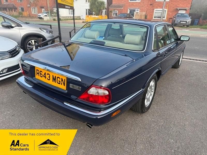 Używany Jaguar XJ8 1998 Niebieski Sedan/Limuzyna