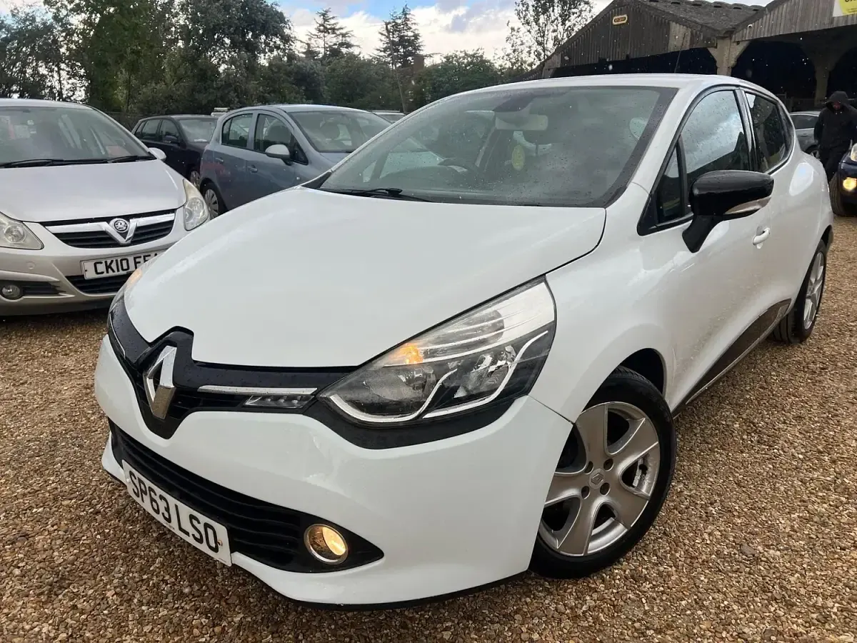 Used Renault Clio Dynamique 75 HP (55 kW) 2013 White Hatchback
