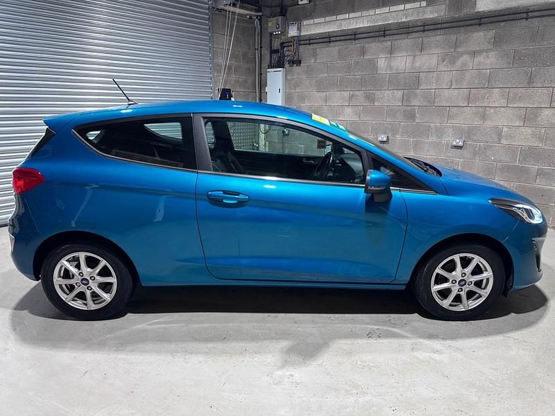 Used Ford Fiesta Zetec 70 HP (51 kW) 2018 Blue Hatchback