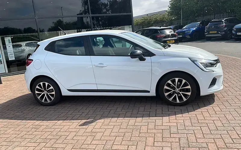 Used Renault Clio Evolution 90 HP (66 kW) 2023 White Hatchback