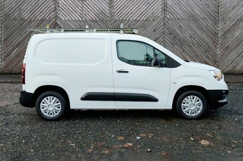 Used Vauxhall Combo Edition 100 HP (73 kW) 2021 White Sedan