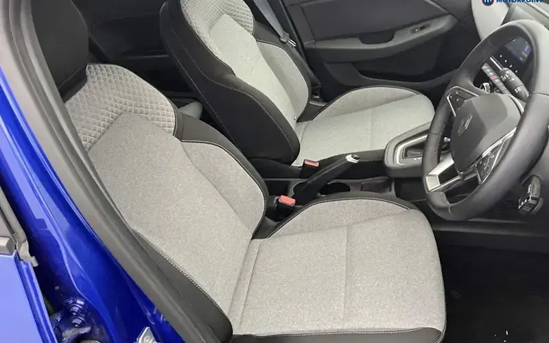 Used Renault Clio V Evolution 143 HP (105 kW) 2024 Blue Hatchback