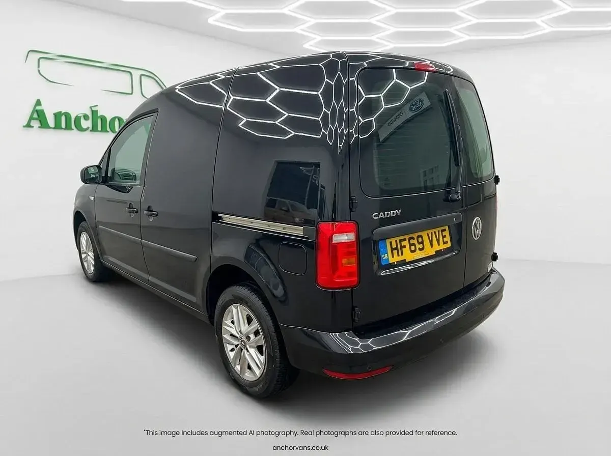 Usado VW Caddy Highline 102 HP (75 kW) 2019 Preto Monovolume