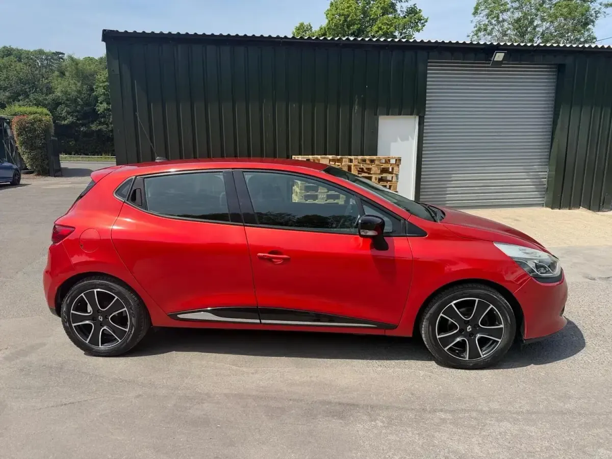 Used Renault Clio Dynamique 90 HP (66 kW) 2015 Red Hatchback