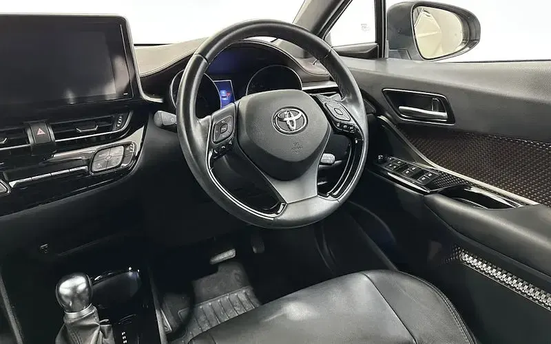 Used Toyota C-HR 122 HP (89 kW) 2019 White SUV