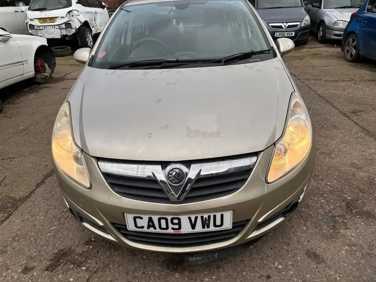 Used Vauxhall Corsa Design Edition 89 HP (65 kW) 2009 Gold Hatchback