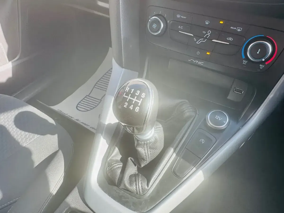 Begagnad Ford Focus Zetec 115 HK (84 kW) 2015 Silver Halvkombi
