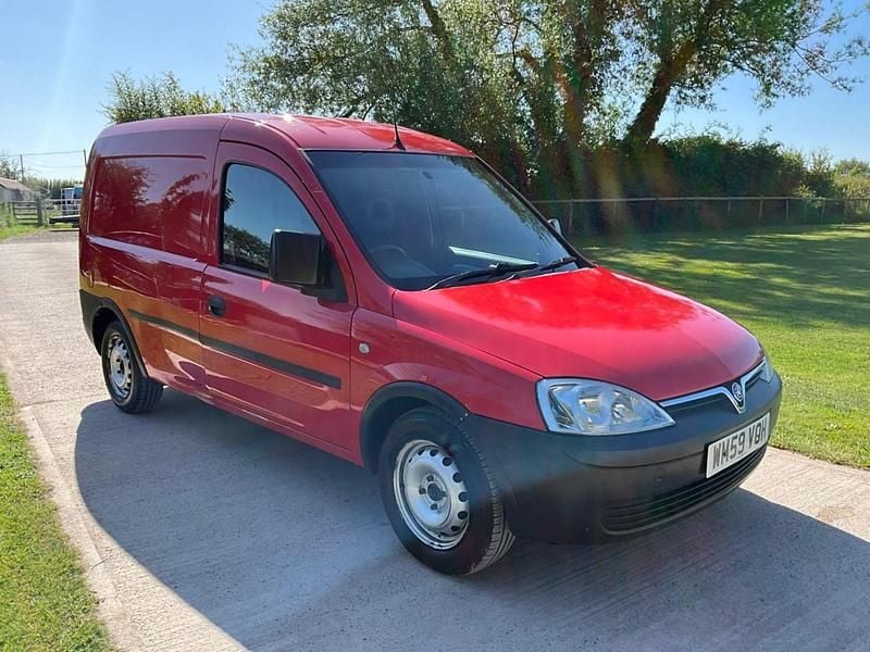 Red Used 2010 Vauxhall Combo MPV | £2,000 (Good price) - Image 1/4