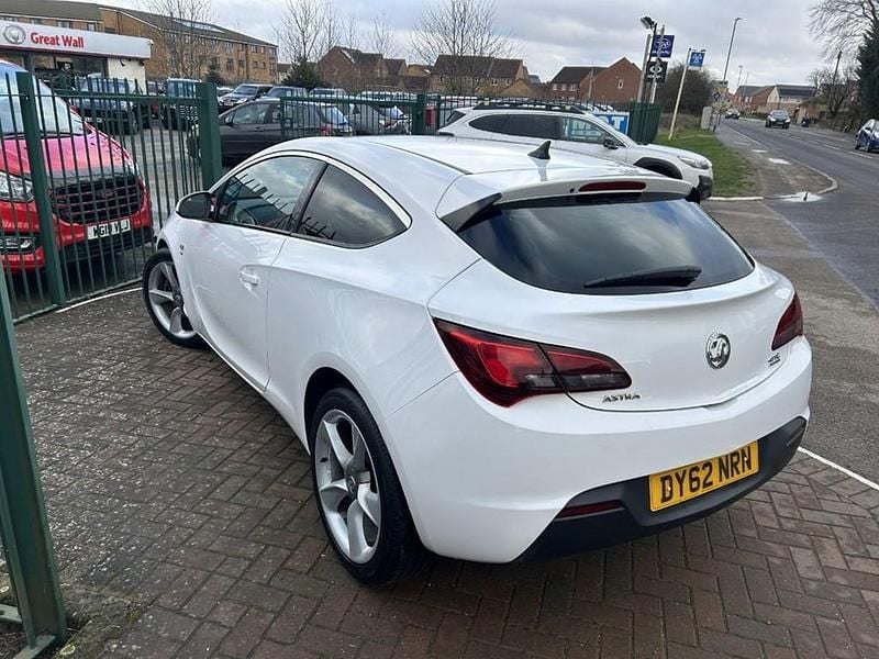 Używany Vauxhall Astra GTC SRi 130 KM (95 kW) 2012 Biały Hatchback