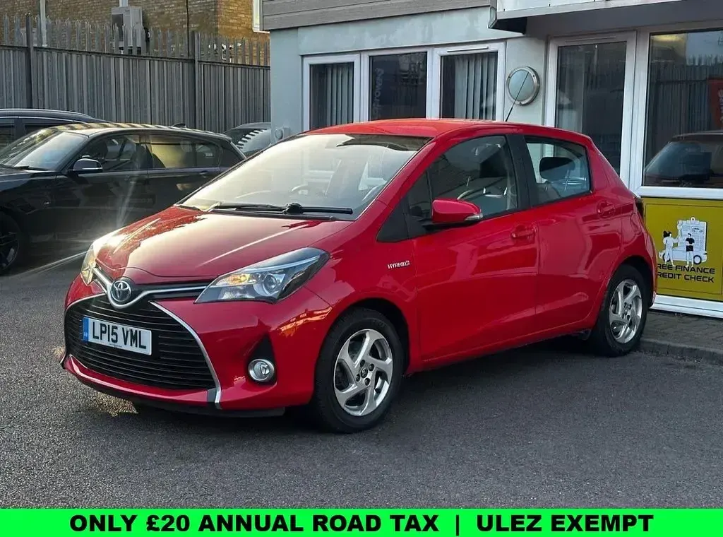 Used Toyota Yaris 101 HP (74 kW) 2015 Red Hatchback