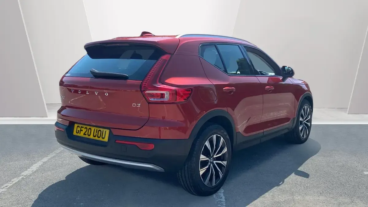 Used Volvo XC40 Momentum 150 HP (110 kW) 2020 Red SUV