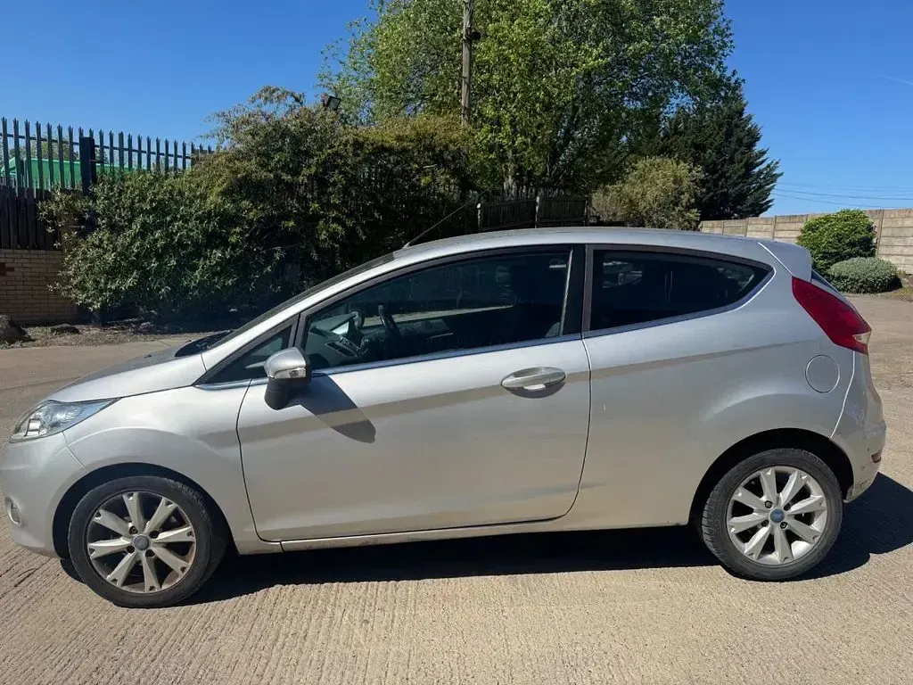Used Ford Fiesta Zetec 96 HP (70 kW) 2010 Silver Hatchback