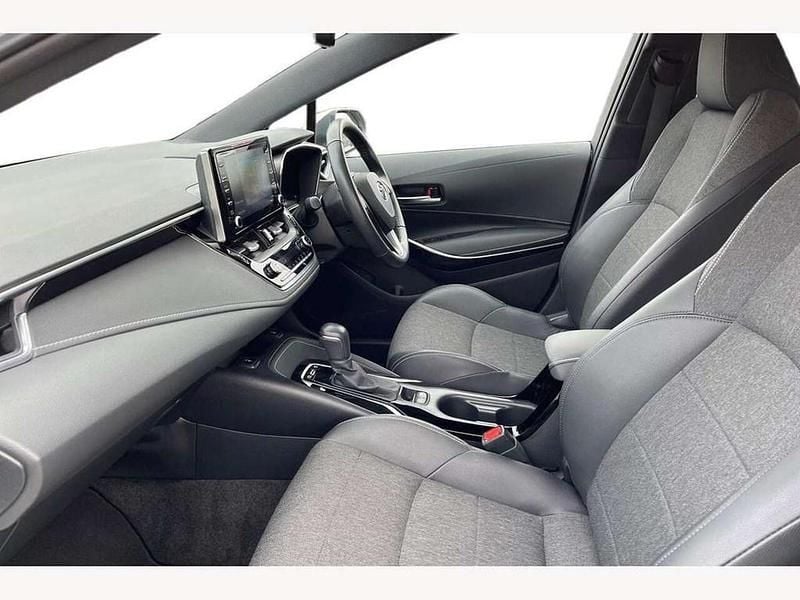 Used Toyota Corolla Design 122 HP (89 kW) 2020 Pure white Hatchback