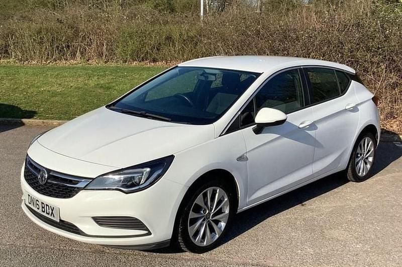 Used Vauxhall Astra 100 HP (73 kW) 2016 White Hatchback