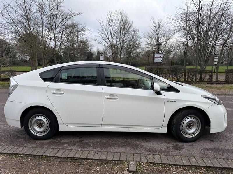 Used Toyota Prius 122 HP (89 kW) 2019 White Hatchback