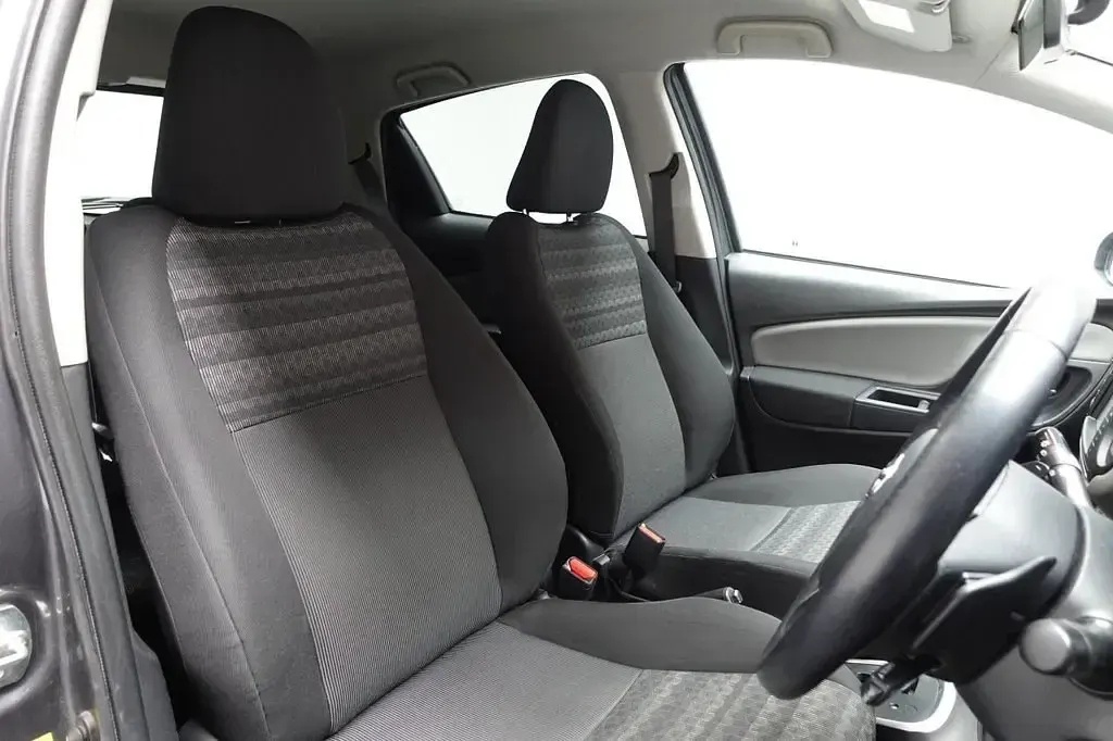 Usado Toyota Yaris Multidrive S 99 HP (72 kW) 2016 Cinzento Citadino