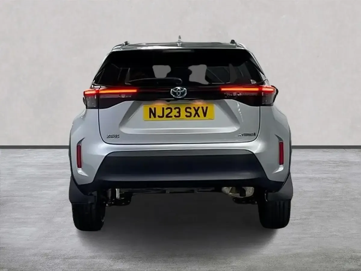Used Toyota Yaris Hybrid Design 116 HP (85 kW) 2023 Silver SUV