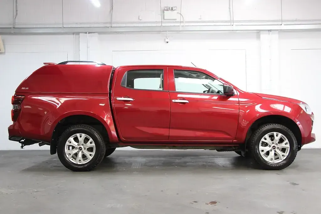Used Isuzu D-Max 163 HP (119 kW) 2023 Red Pickup
