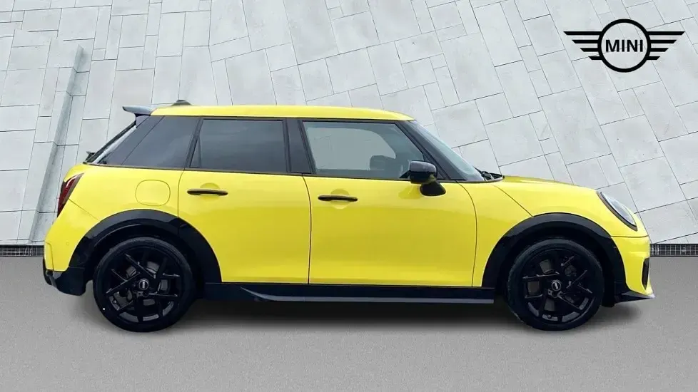 Used Mini Cooper Hatch 113 kW (154 HP) 2025 Yellow Hatchback