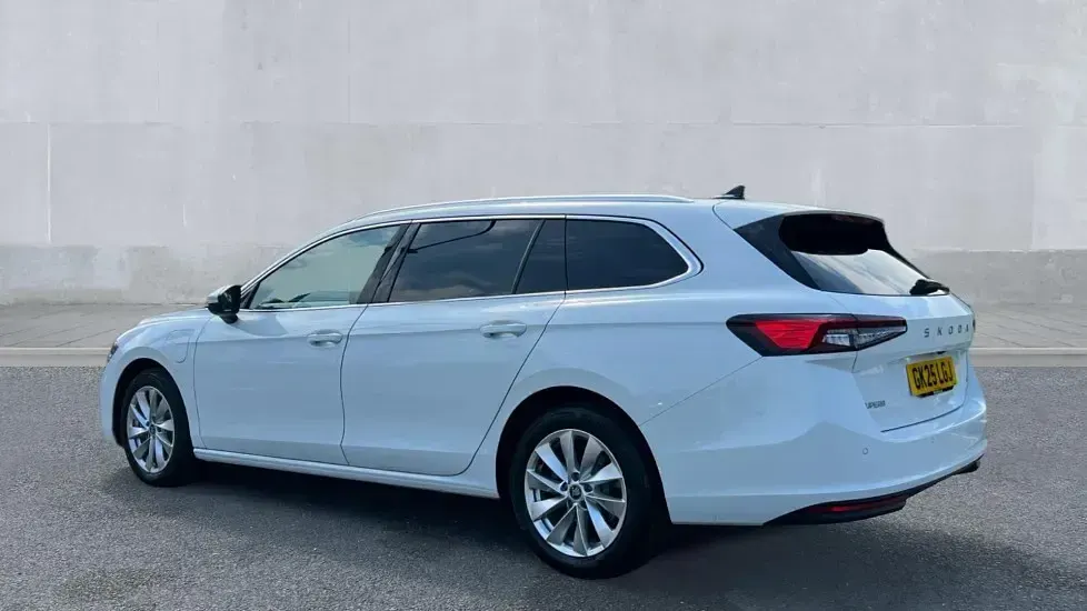Used Skoda Superb SE Technology 204 HP (150 kW) 2025 Pure white