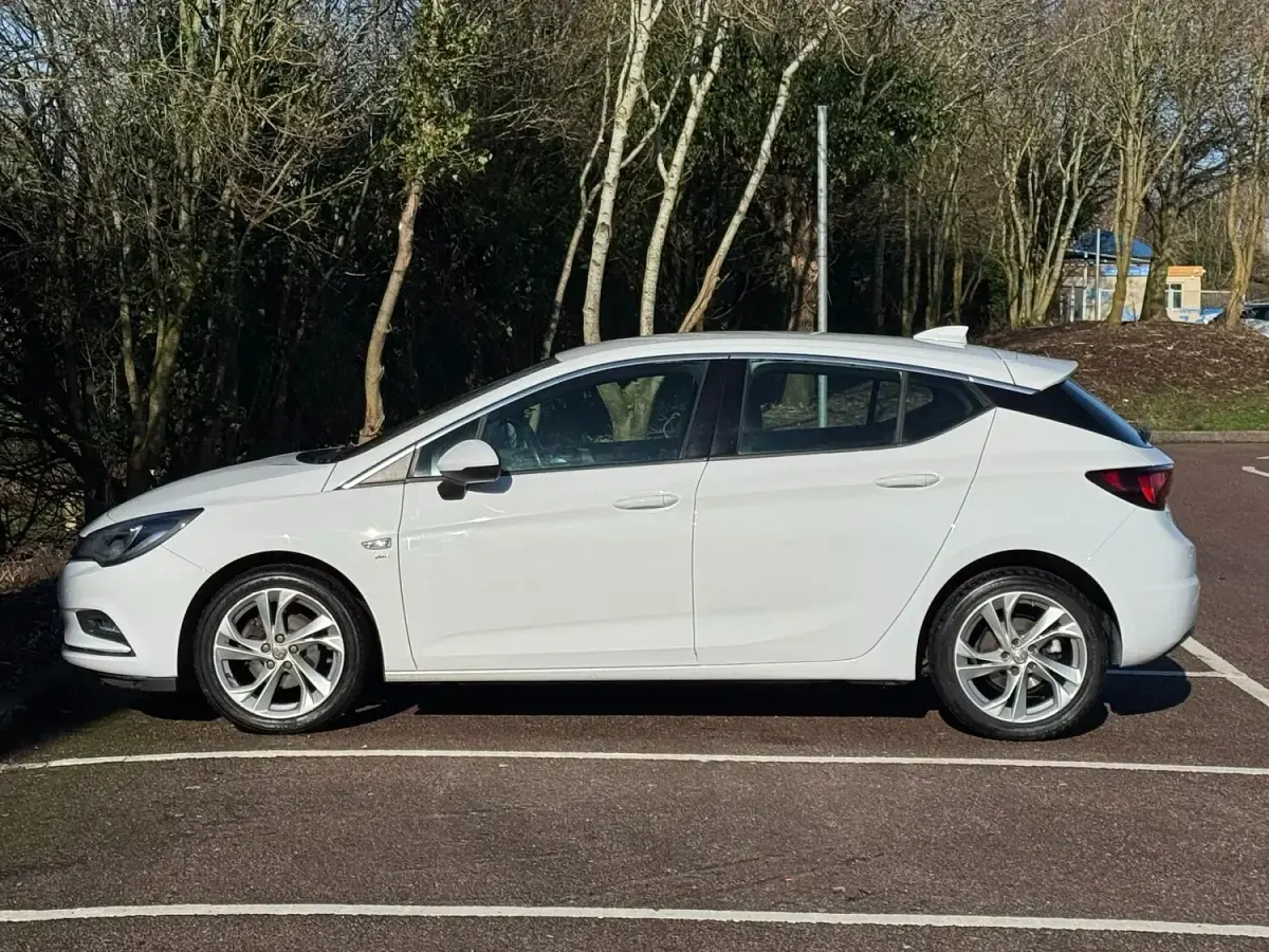 Used Vauxhall Astra SRi 150 HP (110 kW) 2017 White Hatchback