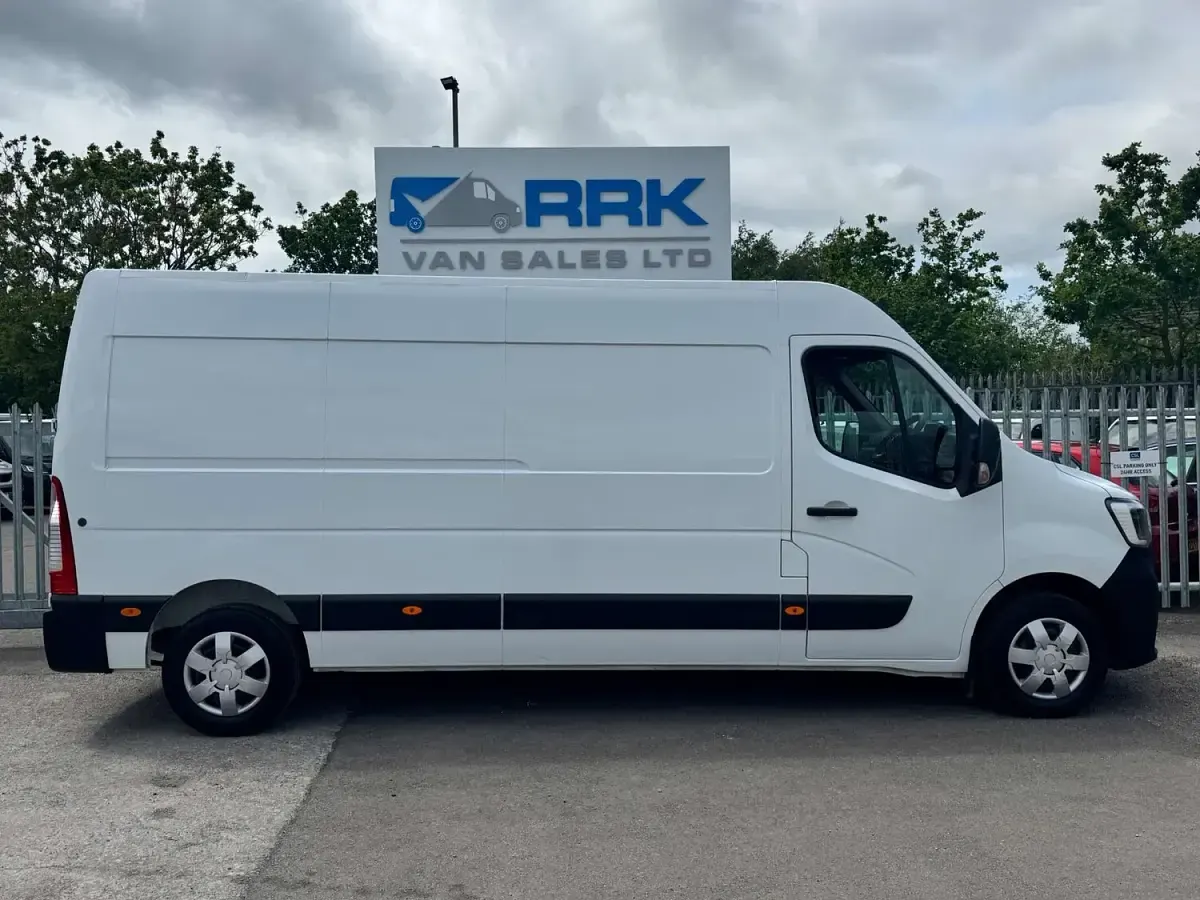 Used Renault Master Business 135 HP (99 kW) 2023 White MPV