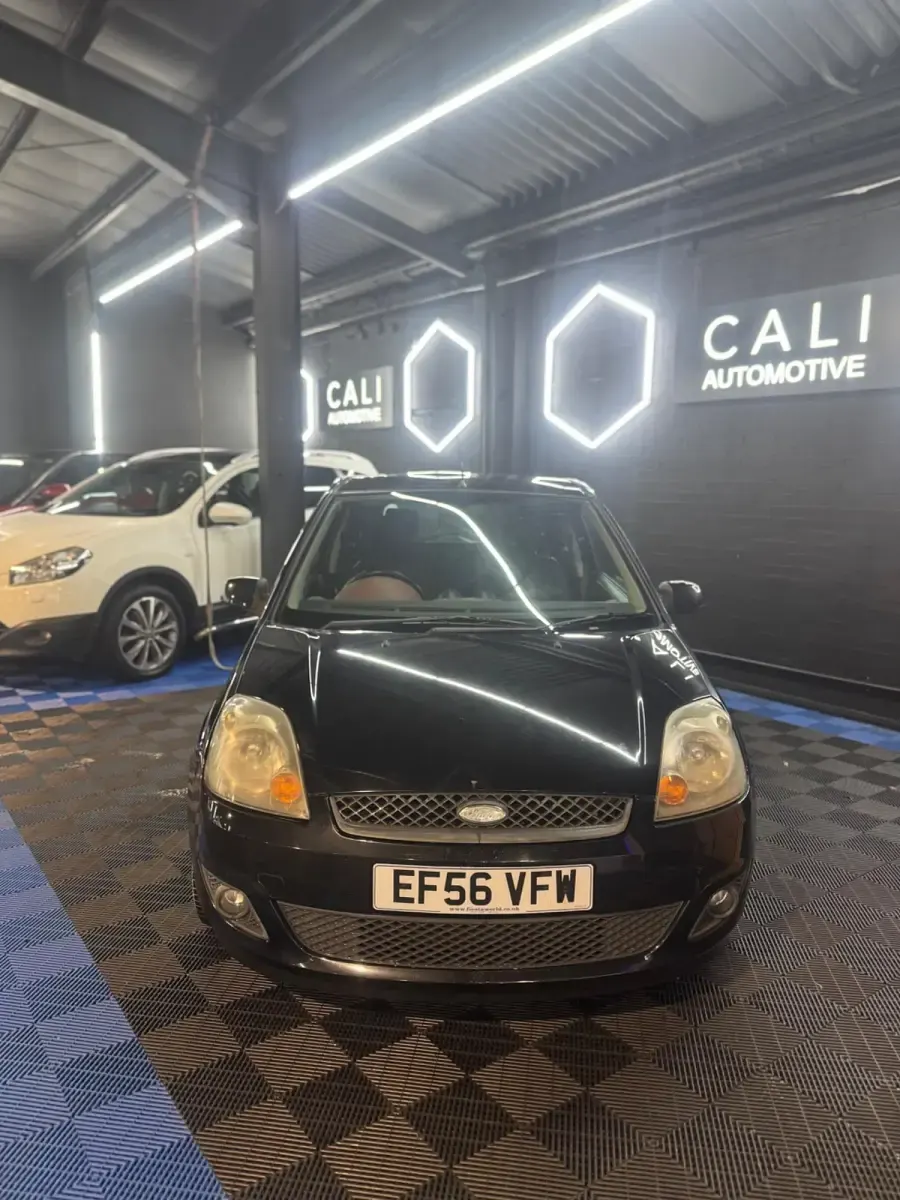 Second-hand Ford Fiesta 80 CP (58 kW) 2006 Negru Hatchback