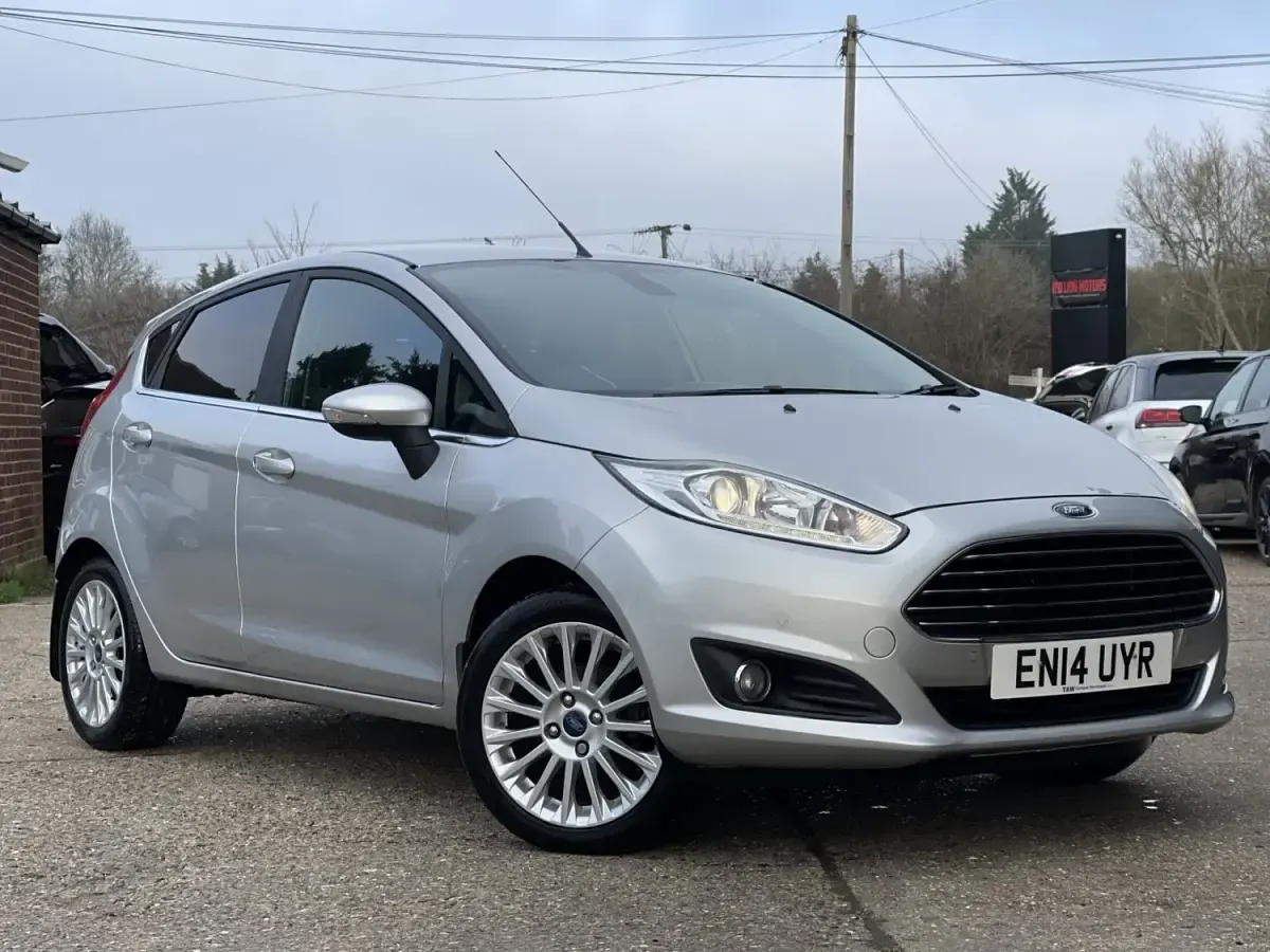 Usado Ford Fiesta Titanium 105 HP (77 kW) 2014 Prateado Citadino