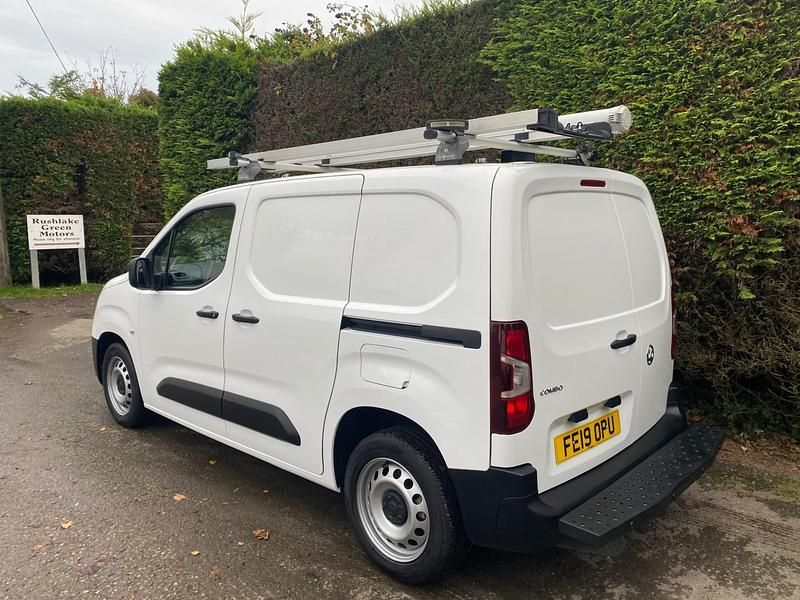 Used Vauxhall Combo Edition 100 HP (73 kW) 2019 White Van