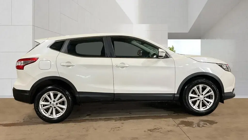 Used Nissan Qashqai Acenta 2016 White SUV