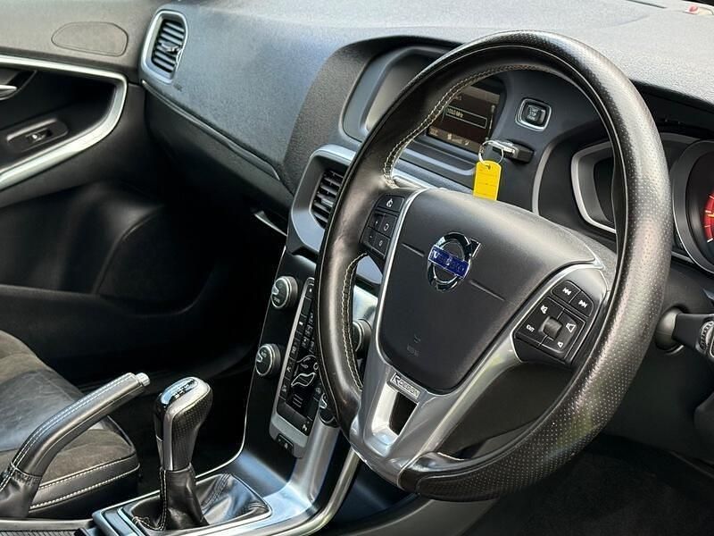 Used Volvo V40 R-Design 122 HP (89 kW) 2015 Blue Hatchback