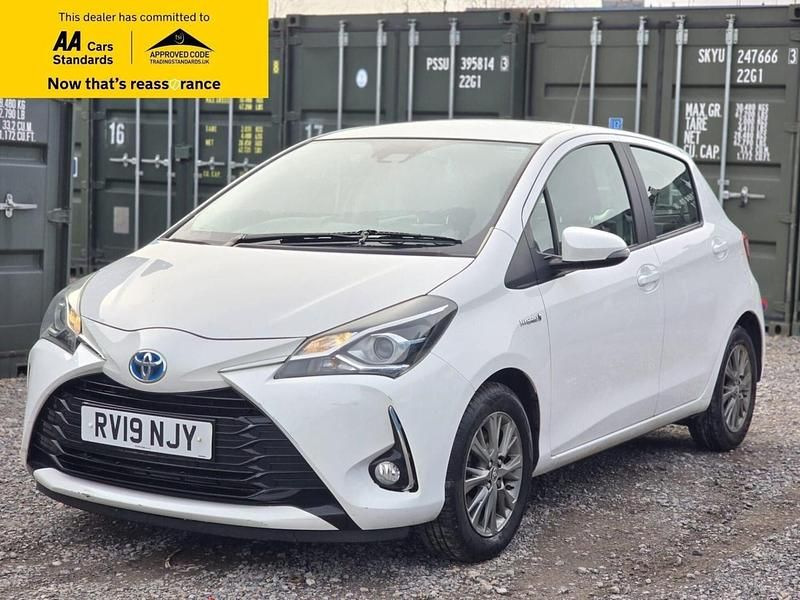 Used Toyota Yaris Hybrid 100 HP (73 kW) 2019 White Hatchback