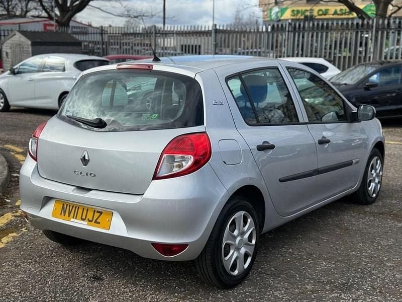 Used Renault Clio II 75 HP (55 kW) 2011 Silver Hatchback