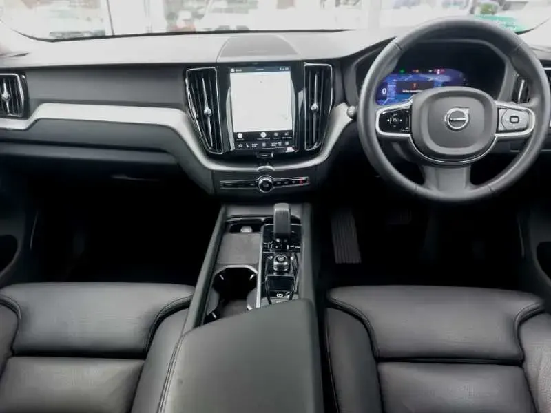Used Volvo XC60 Plus 197 HP (144 kW) 2023 Silver SUV