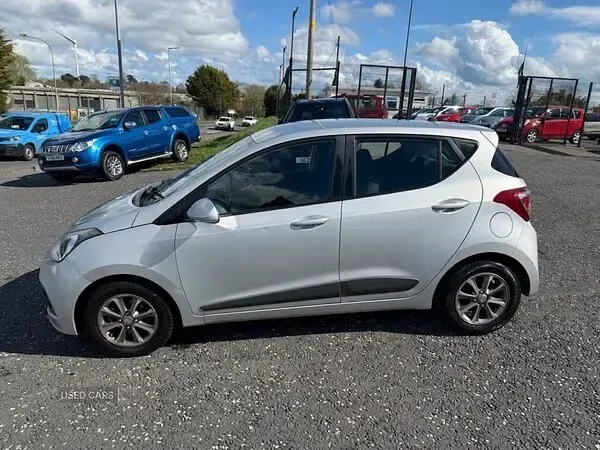 Used Hyundai i10 Premium 83 HP (61 kW) 2014 Silver Hatchback