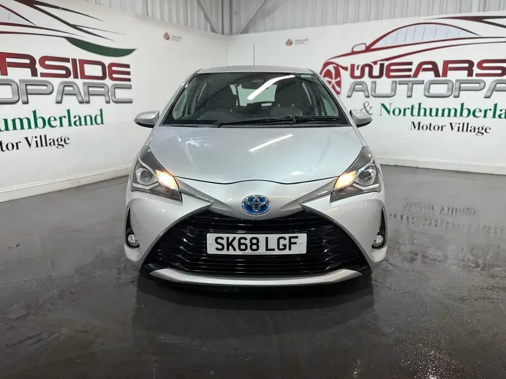 Used Toyota Yaris 100 HP (73 kW) 2018 Silver Hatchback