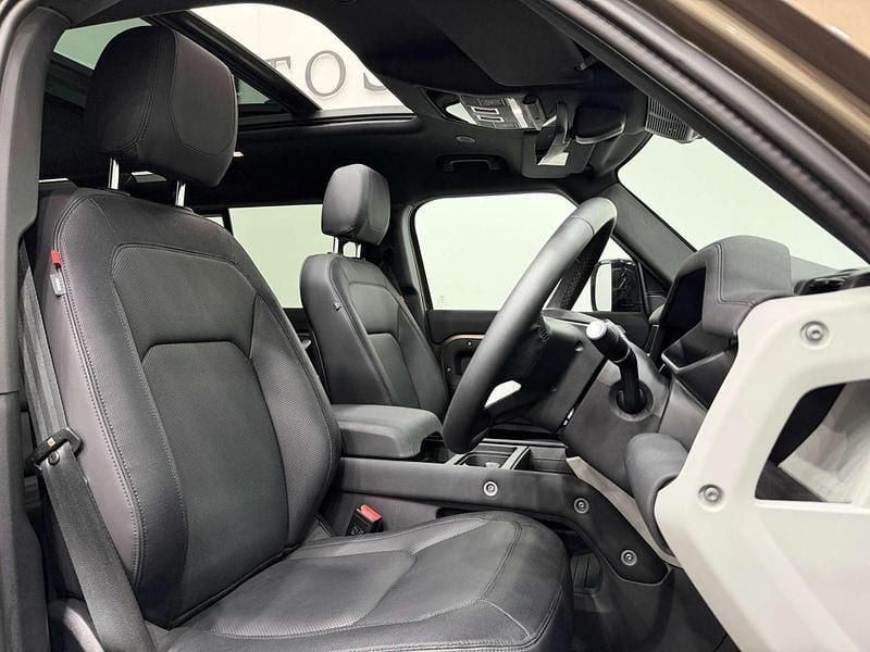 Used Land Rover Defender SE Dynamic 249 HP (183 kW) 2023 Brown SUV