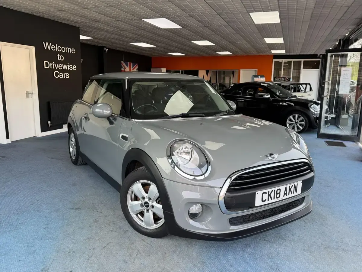 Begagnad Mini ONE Hatch 2018 Grå Halvkombi