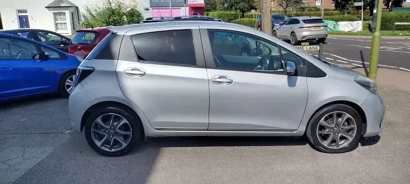 Used Toyota Yaris Trend 99 HP (72 kW) 2014 Silver Hatchback