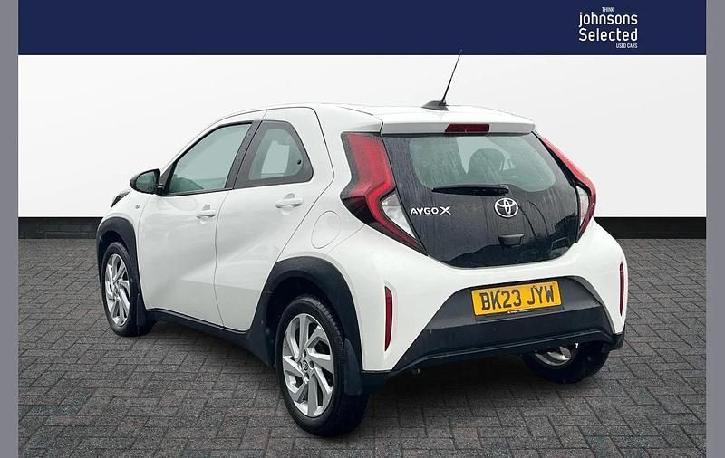 Used Toyota Aygo X PURE 71 HP (52 kW) 2023 White SUV