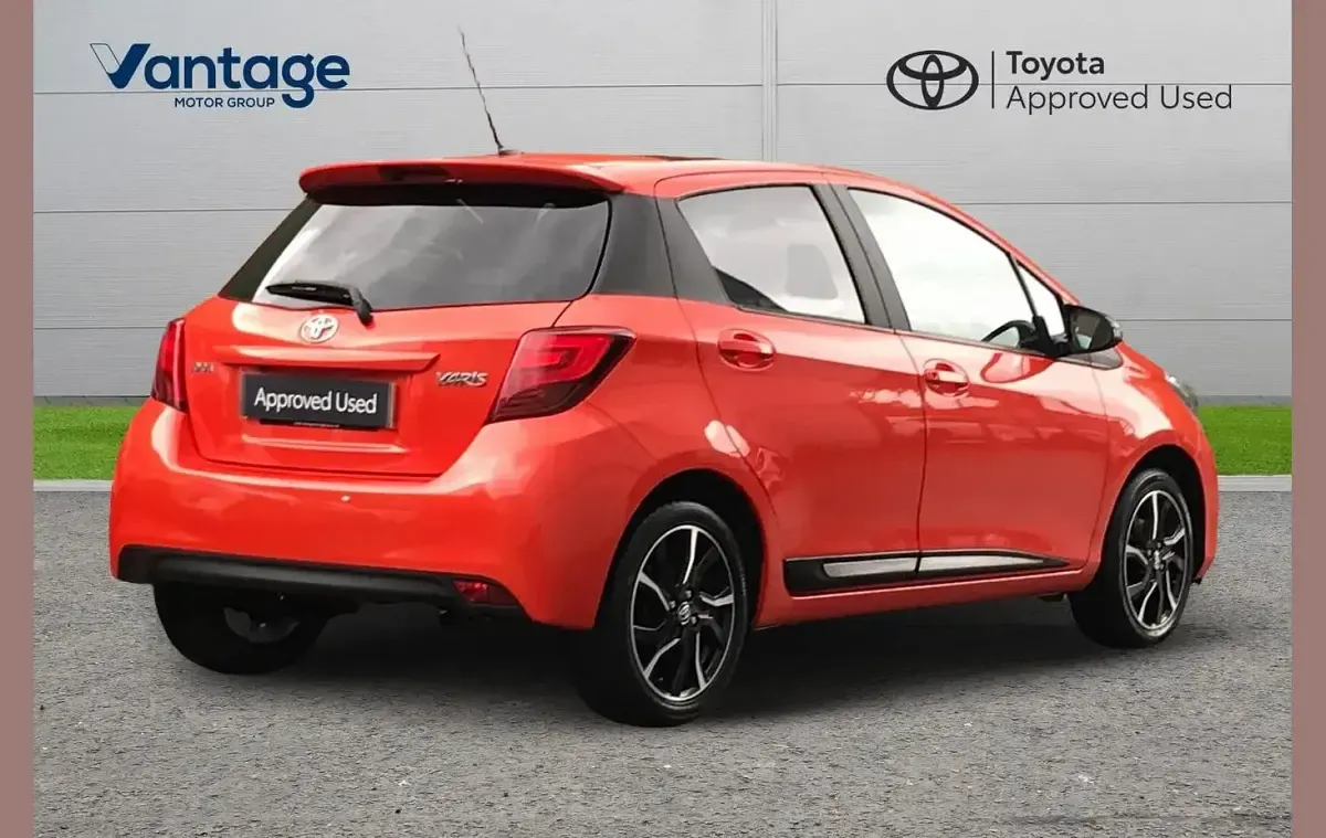 Used Toyota Yaris Edition 99 HP (72 kW) 2017 Orange Hatchback