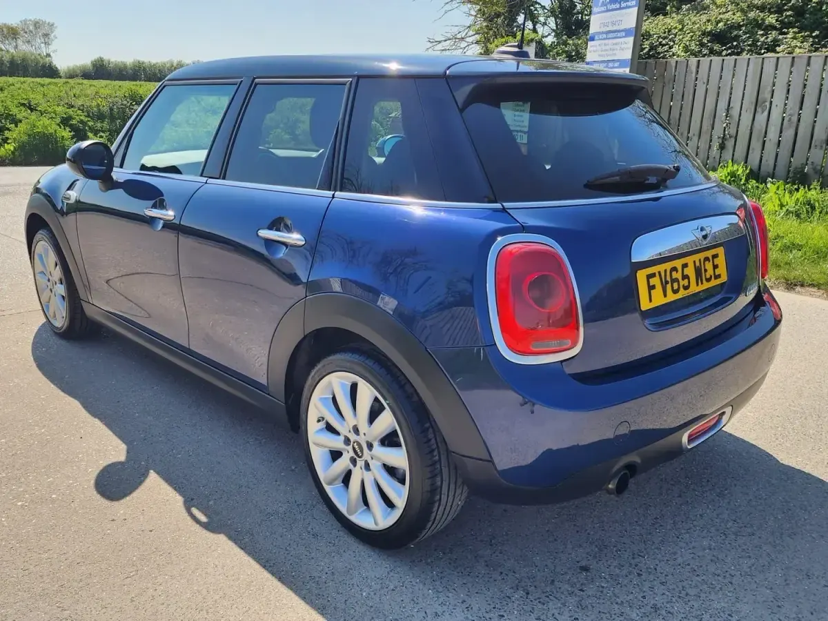 Usado Mini Cooper Hatch 136 CV (100 kW) 2015 Azul Utilitario
