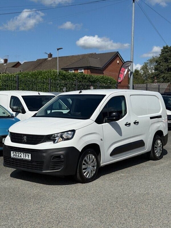 White Used 2022 Peugeot Partner Premium MPV | £5,995 (Good price) - Image 1/4