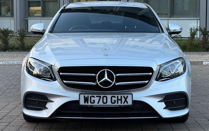 Usado Mercedes E200 AMG line 184 CV (135 kW) 2020 Plateado Berlina