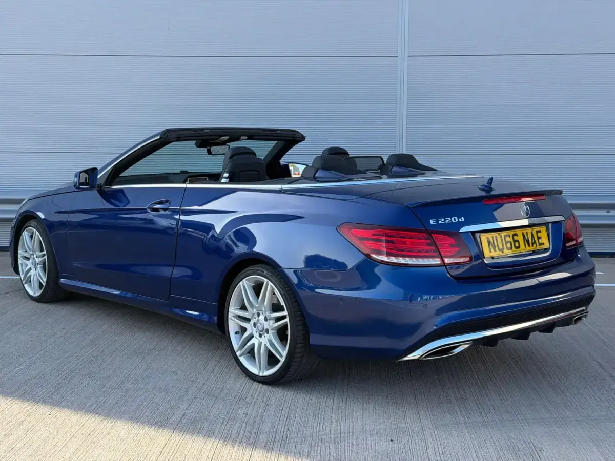 Usado Mercedes E220 AMG line 2016 Azul Cabrios